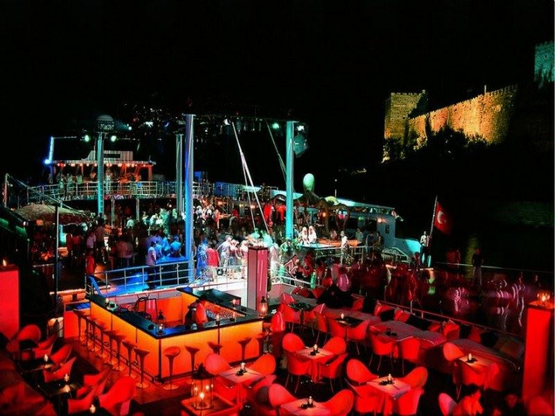 catamaran night club